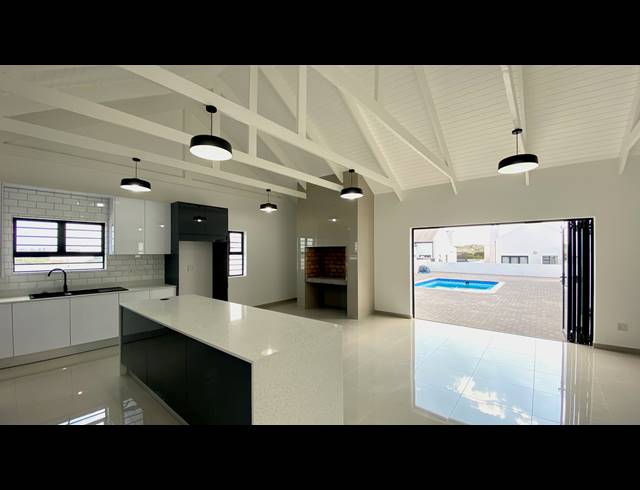 4 BEDROOM HOUSE FOR SALE IN BRITANNIA BAY